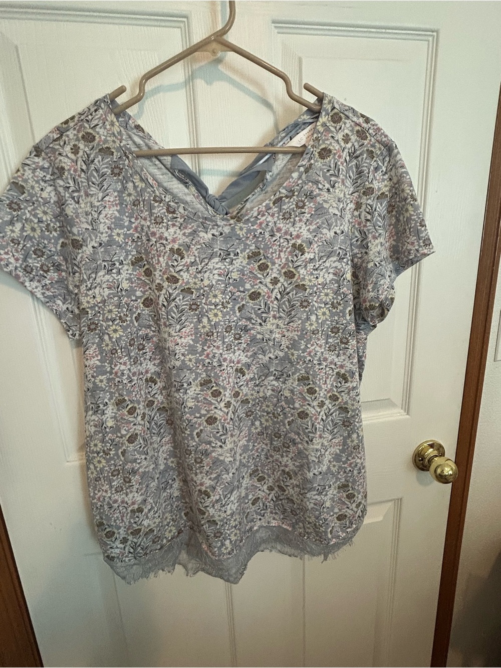 LC Lauren Conrad Floral Lace-Hem Short Sleeve Top in Light Gray